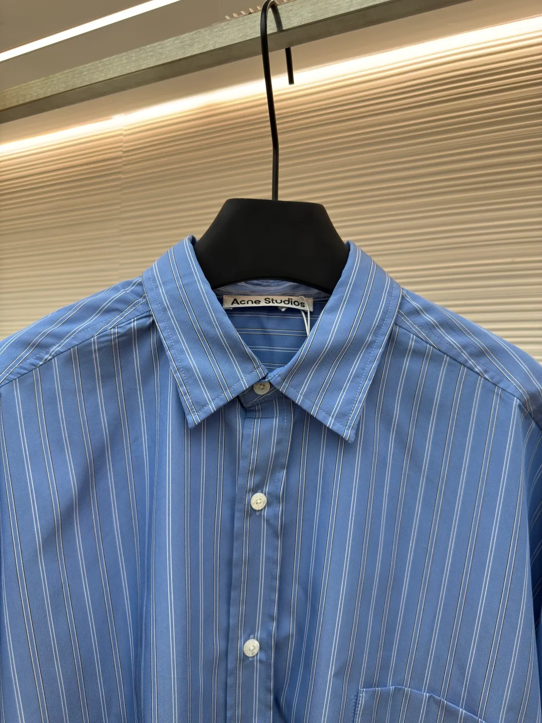 Acne Studios 1996 logo striped shirt ●Authentic product: 5500 purchase and development ●Item number: 1680333-B05 ●Fabric: Three-color soft light Tencel cotton rhyme woven striped fabric ●Technology: Positioning cutting machine ●Version: Fitted version ●Weight: about 315 grams ●Size: 44-46-48-50 ●Description: Customized three-color soft light Tencel cotton rhyme woven striped fabric with excellent texture and comfortable skin fit With classic blue as the main tone, it is dynamic and energetic, fresh and elegant. The distribution of black and white stripes is staggered, delicate and smooth. The Acne Studios1996 logo label is embellished on the back, carrying the origin and history of the brand, and pushing the retro atmosphere to a climax. The details reveal a sense of luxury, and the beauty of layers is all in the stripes. Infrared positioning cutting machine uses infrared emitters and infrared receivers to achieve precise positioning of materials. The accuracy can reach the micron level, thereby meeting the effect of high-precision cutting of plaid alignment. The middle heat transfer position uses advanced positioning tools to ensure the alignment marks on the clothing, and then professionally trims the heat transfer edges to achieve high-precision alignment. The overall wiring is straight and delicate, the fabric is comfortable and soft, and the color is consistent without color difference. It can be matched with the same style to create a fashionable look and control various occasions. Customized accessories, complete with three standards, same style for men and women!